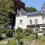 Notre Dame Face Au Chateau 招待所 4*