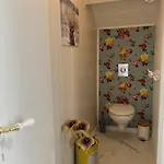 Notre Dame Face Au Chateau 招待所 4*