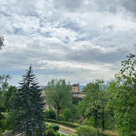 Notre Dame Face Au Chateau Penzion