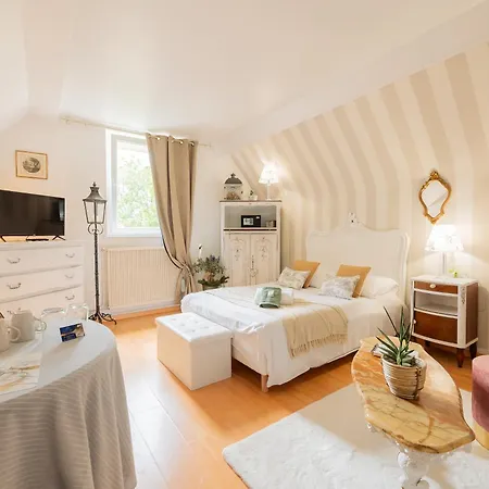 Notre Dame Face Au Chateau 4* סדאן